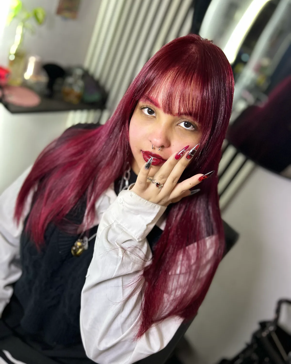 Cabello largo color vino cereza con flequillo recto